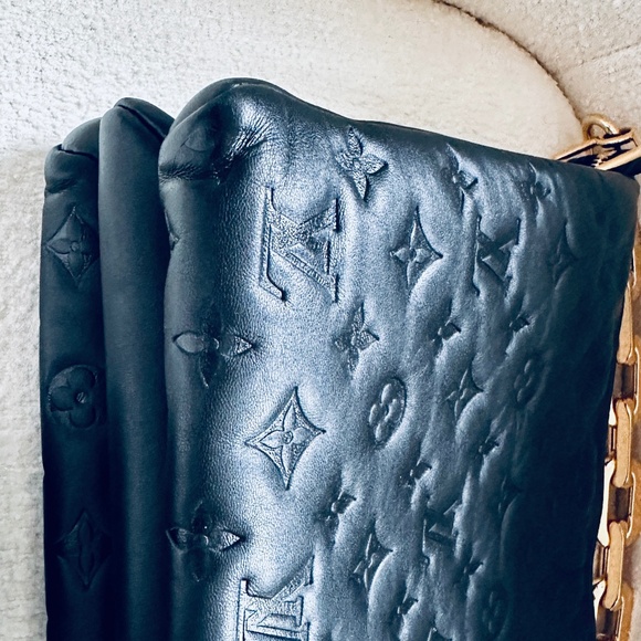 Coussin MM in Noir & Gold – Understated Glamour, Bold Refinement - Picture 9 of 12